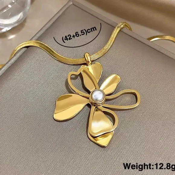 Zara New Women Flower shape Gold Flower Pendant Necklace - Picture 4 of 4